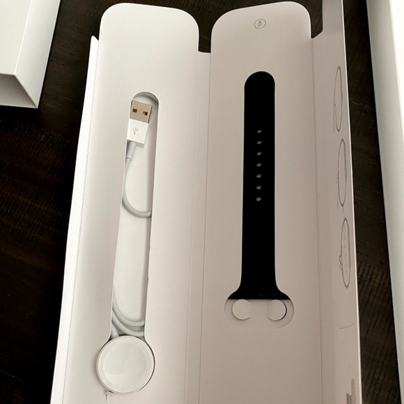 Apple Watch Series 3 - 38mm 👑 BUNDLE! - Picture 3 of 16